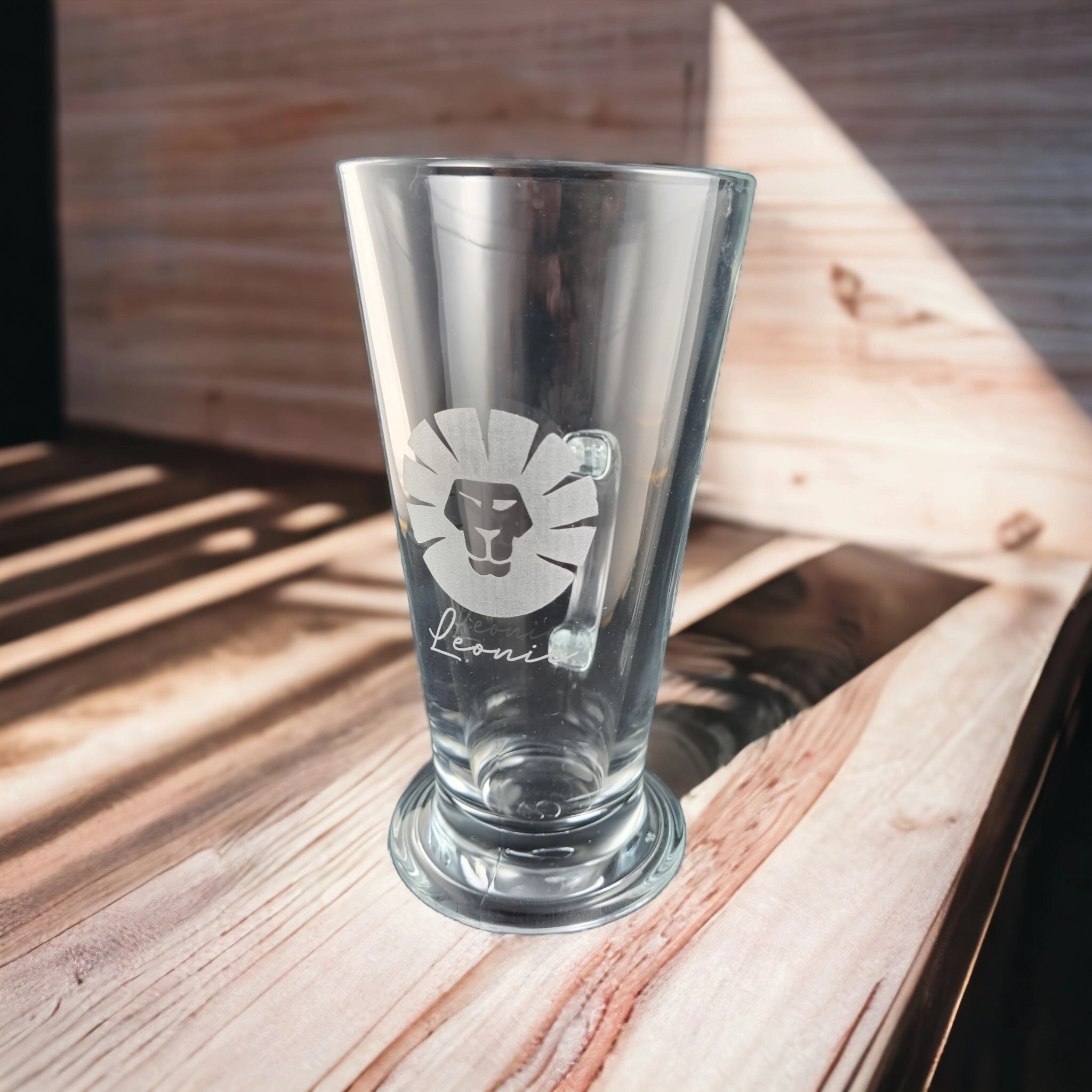 Glas mit Löwen-Logo