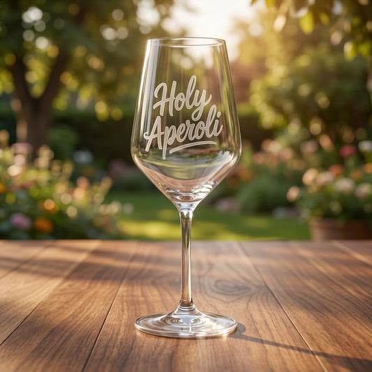 Weinglas Holy Aperoli leer auf Terrasse