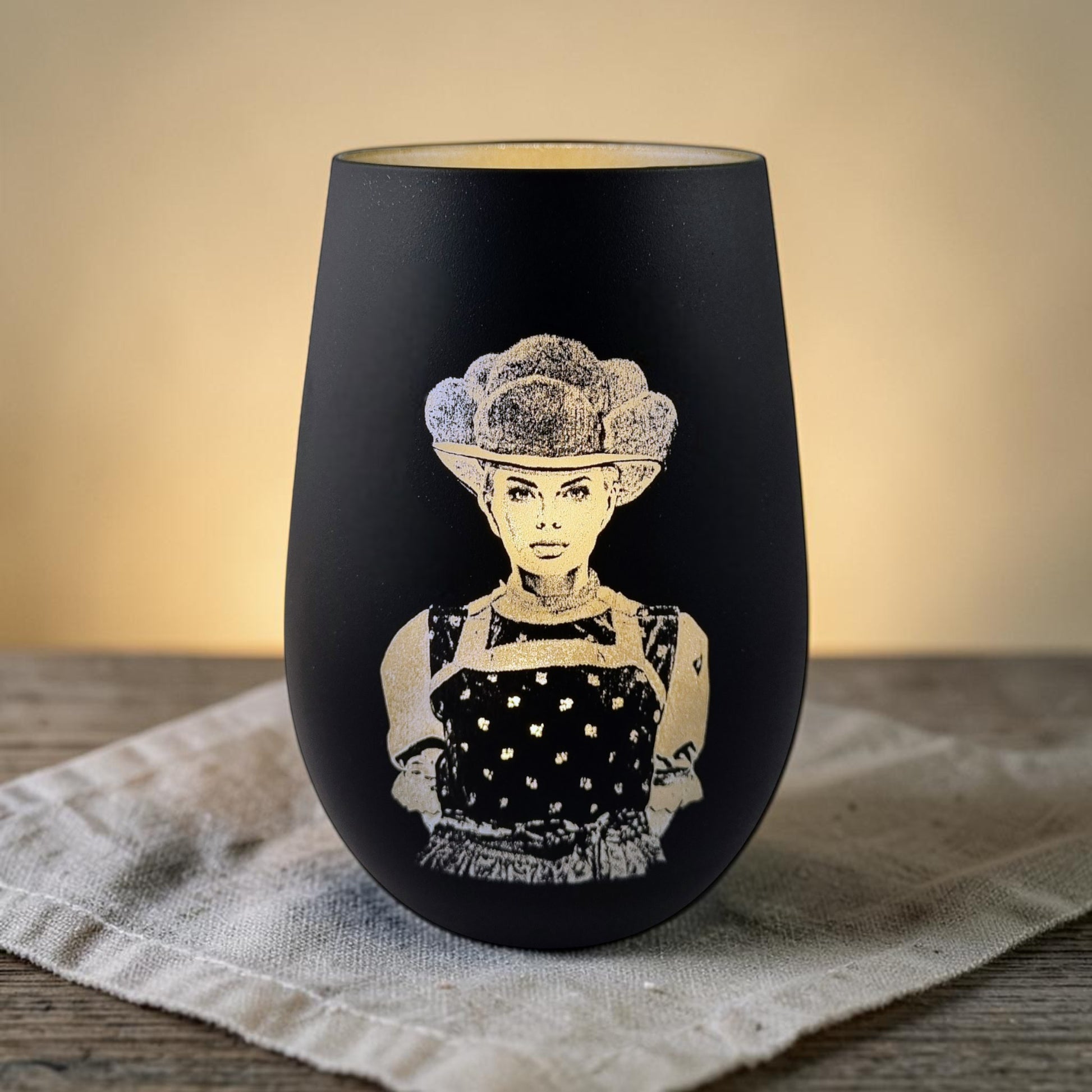 Schwarzwald Gravur black glass lantern with laser-engraved Trachten Maidle wearing a Bollenhut hat.